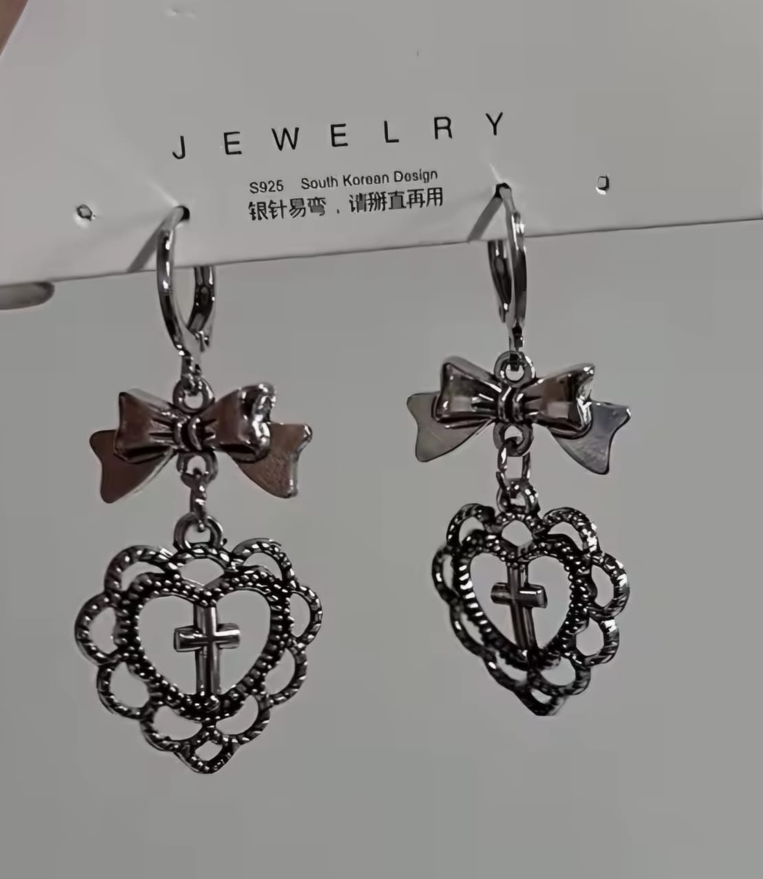 Aretes de lazo con corazón y cruz