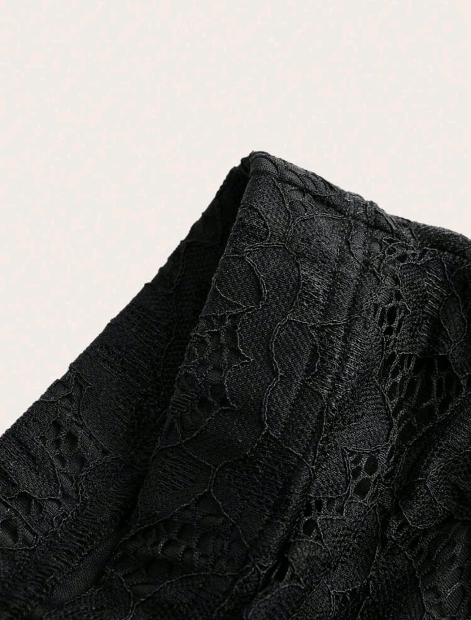 Falda corta negra con encaje y volantes