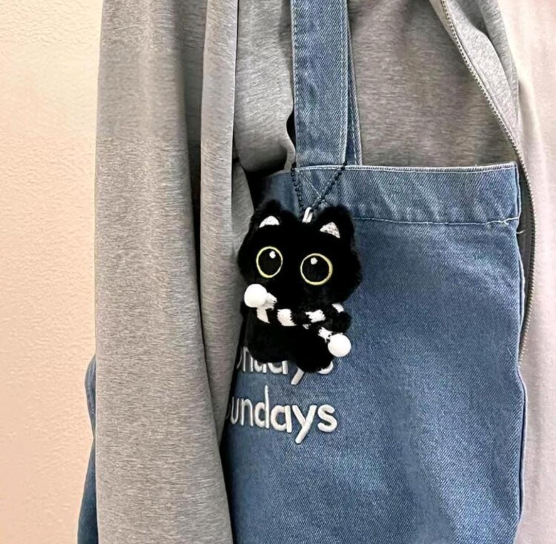 Llavero de peluche de gato negro con bufanda