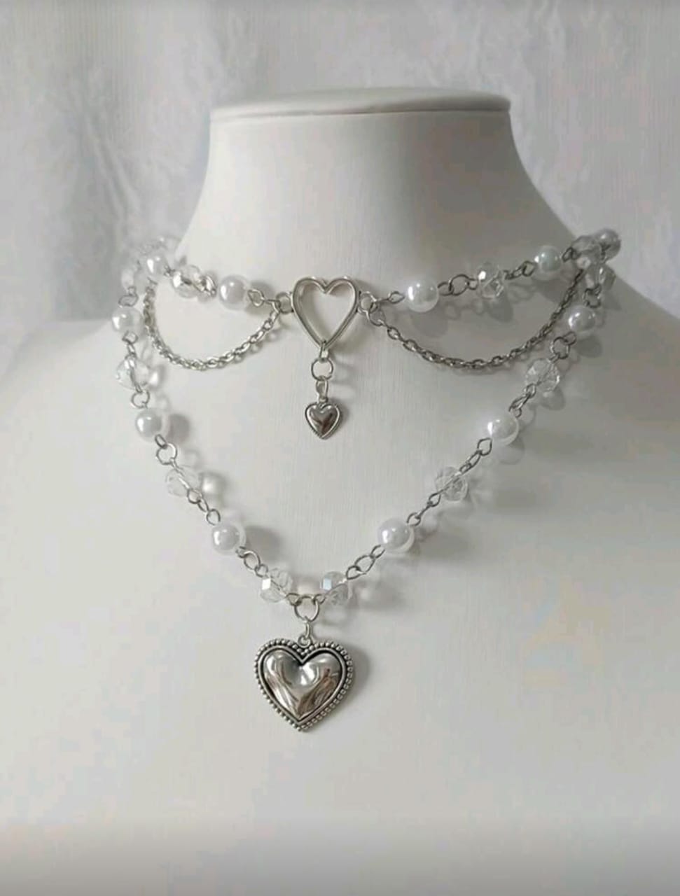 Collar tipo gargantilla de perlas con dije de corazón