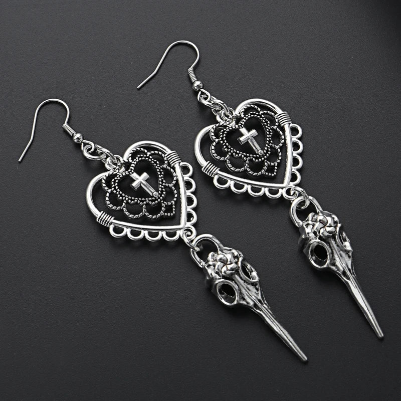 Pendientes góticos con forma de corazón con cruz