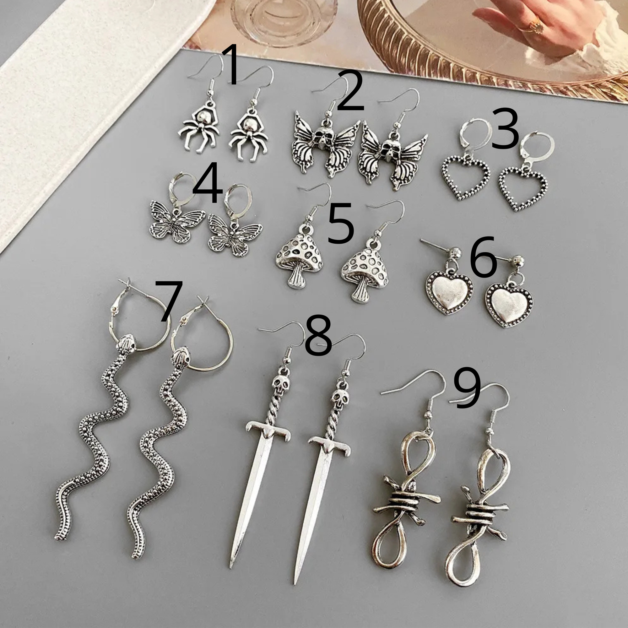 Pares de aretes goticos plateados