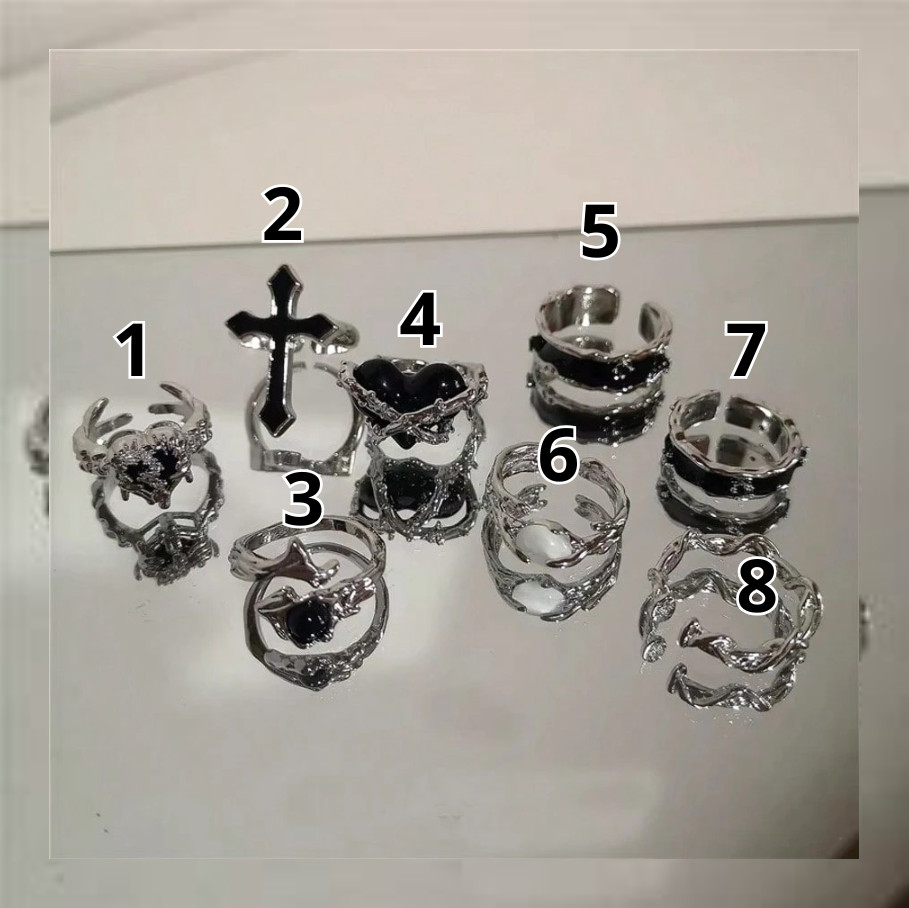 Set de 8 anillos asimétricos de corazón y cruz plateada