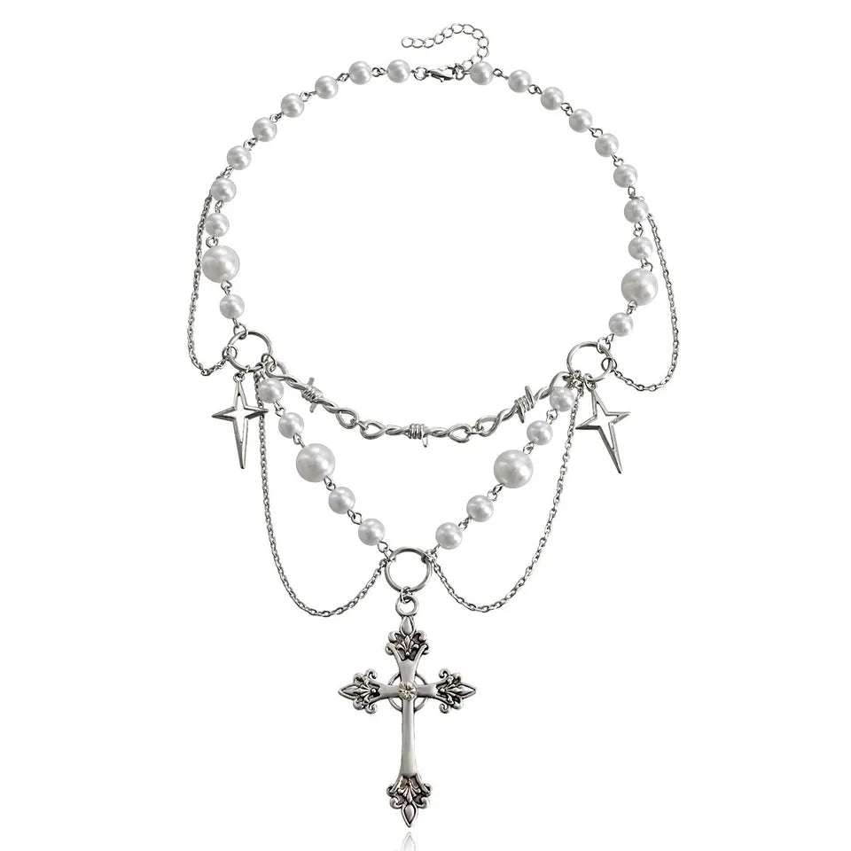 Collar de perlas gótico con cruz y detalles de alambre de púas