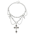 Collar de perlas gótico con cruz y detalles de alambre de púas