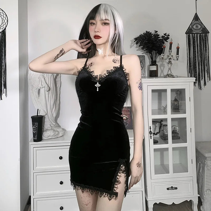 Vestido negro de terciopelo con cruz plateada