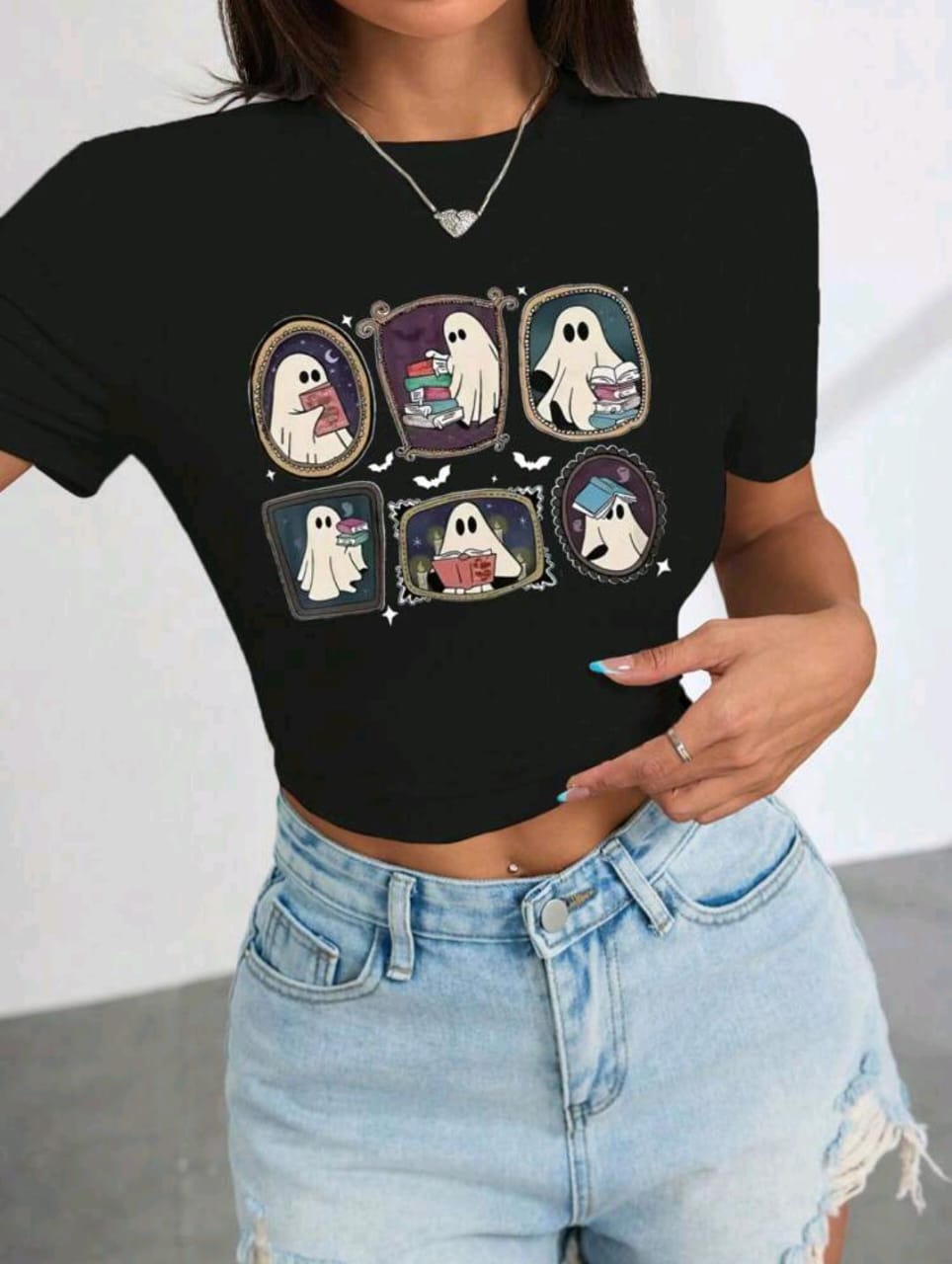 Camiseta negra corta con diseño fantasmal