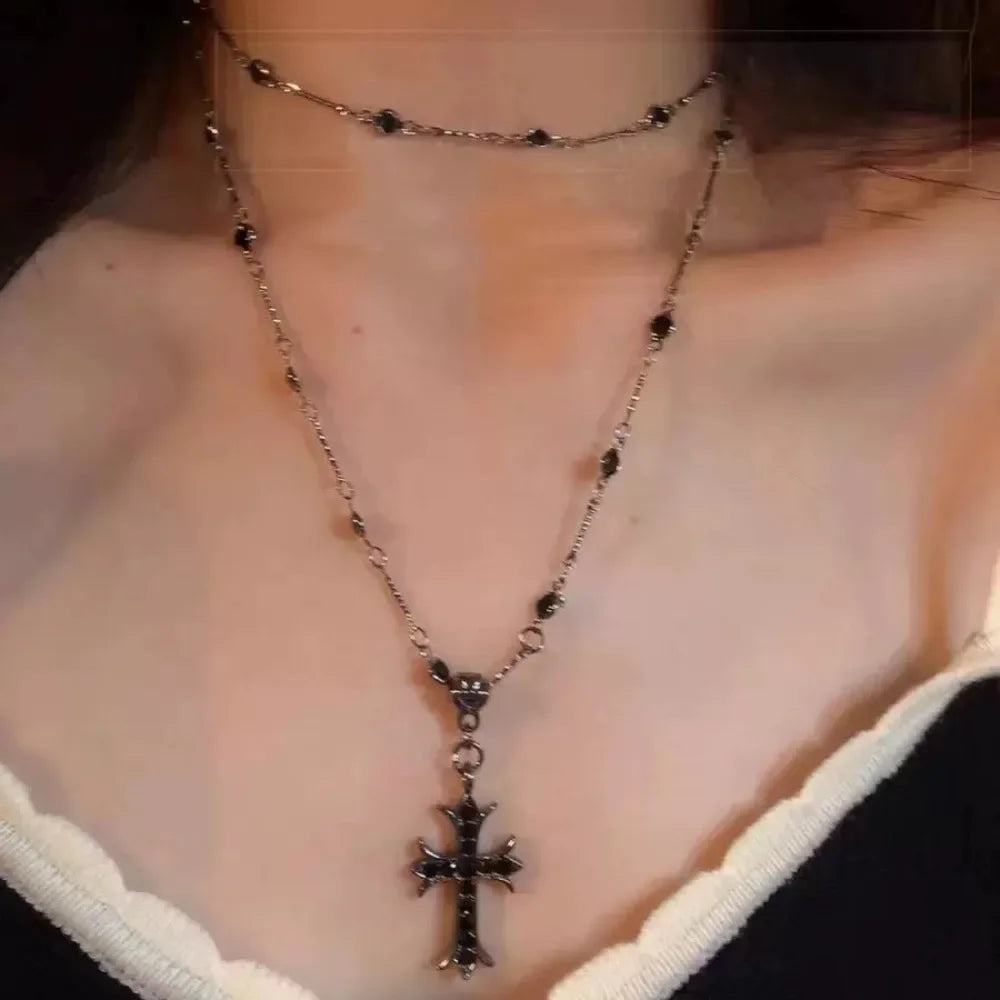 Collar con colgante de cruz negra gótica