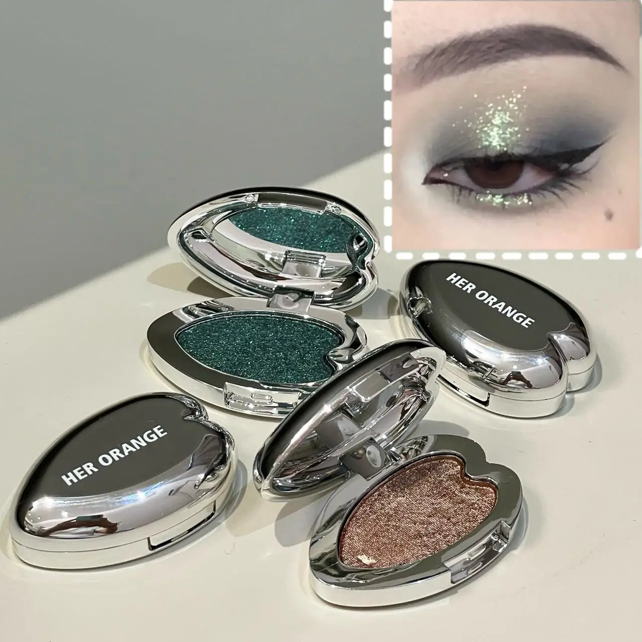 Sombra de ojos azul oscuro brillante en forma de corazón de maquillaje