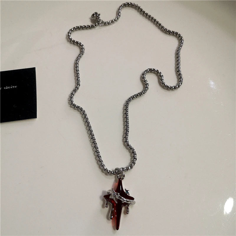 Collar gótico  con cadena y dije de estrella roja