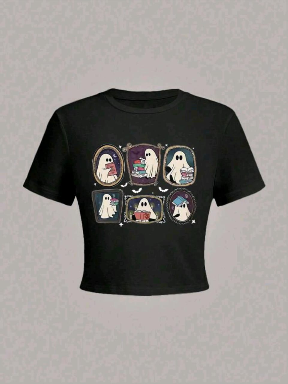 Camiseta negra corta con diseño fantasmal