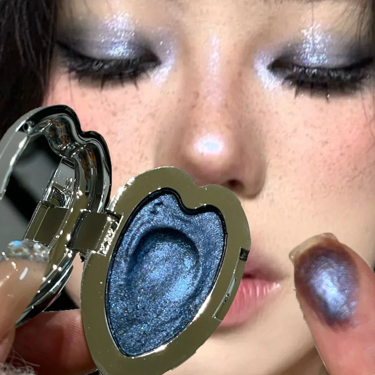 Sombra de ojos azul oscuro brillante en forma de corazón de maquillaje