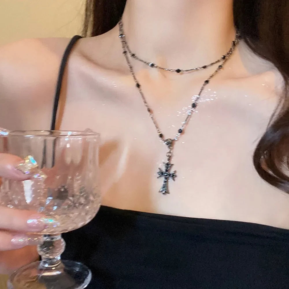 Collar con colgante de cruz negra gótica