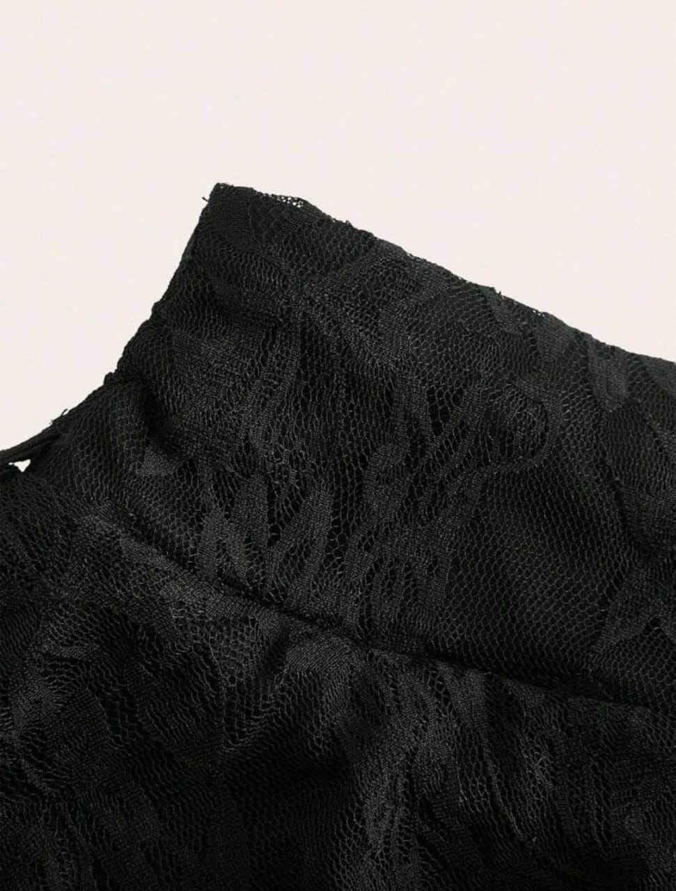 Falda negra corta con encaje y lazos