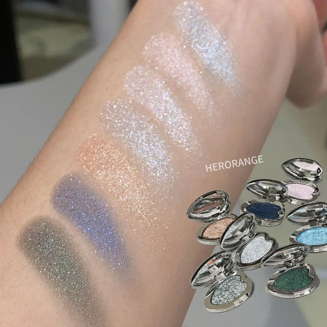 Sombra de ojos azul oscuro brillante en forma de corazón de maquillaje