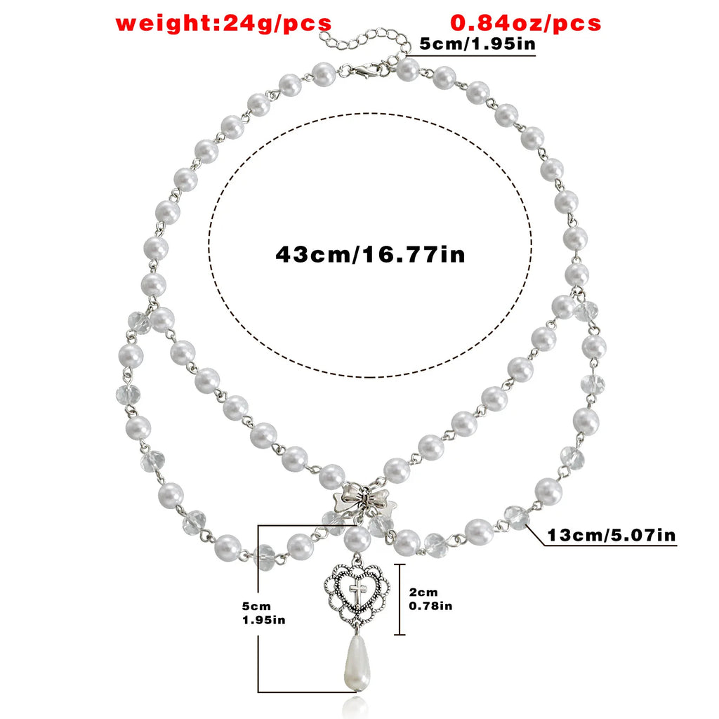 Collar de perlas gótico con cruz y detalles de alambre de púas