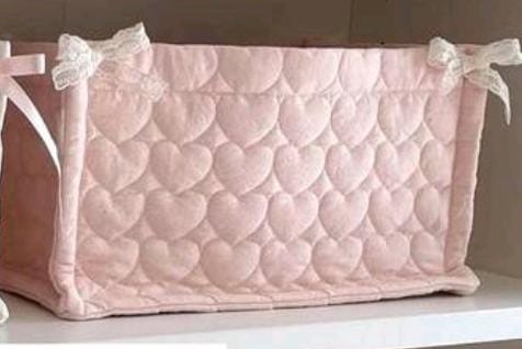 Cesta de almacenamiento rosada con lazos blancos