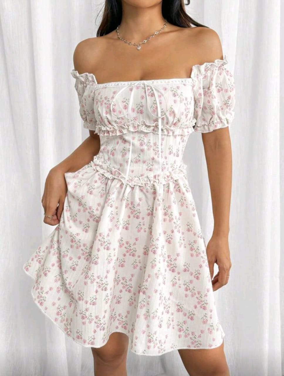 Vestido floral con hombros descubiertos