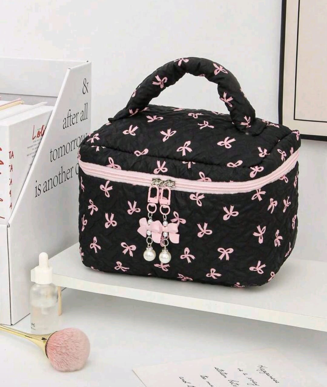 Bolso organizador negro con lazos rosados