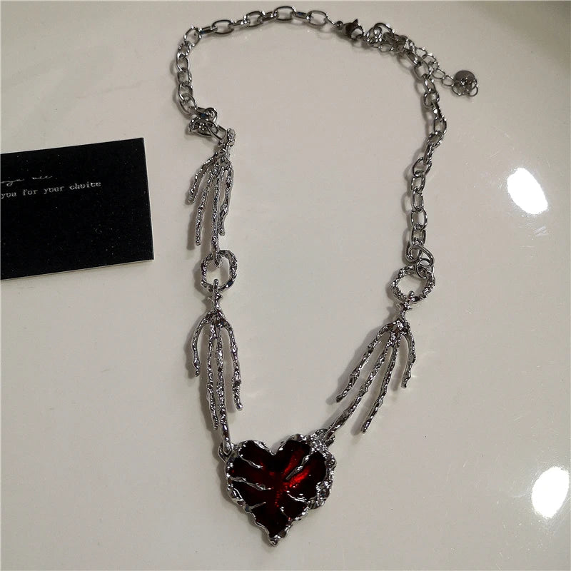 Collar gótico  con cadena y dije de corazón rojo