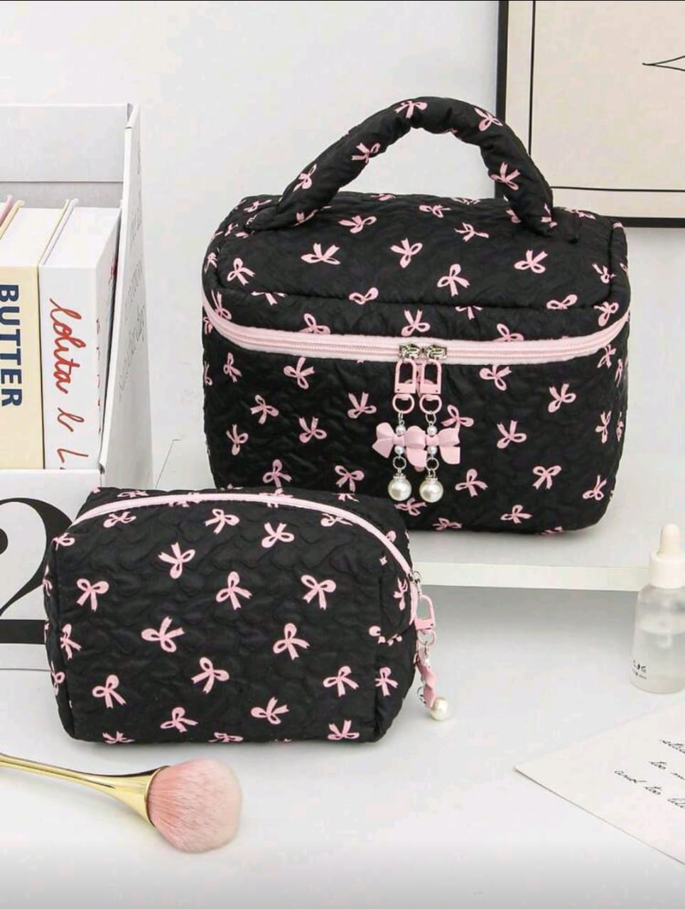Bolso organizador negro con lazos rosados