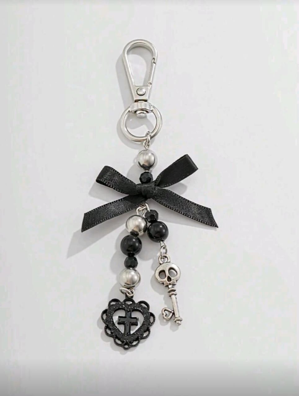 Llavero de lazo negro con corazón y cruz dentro