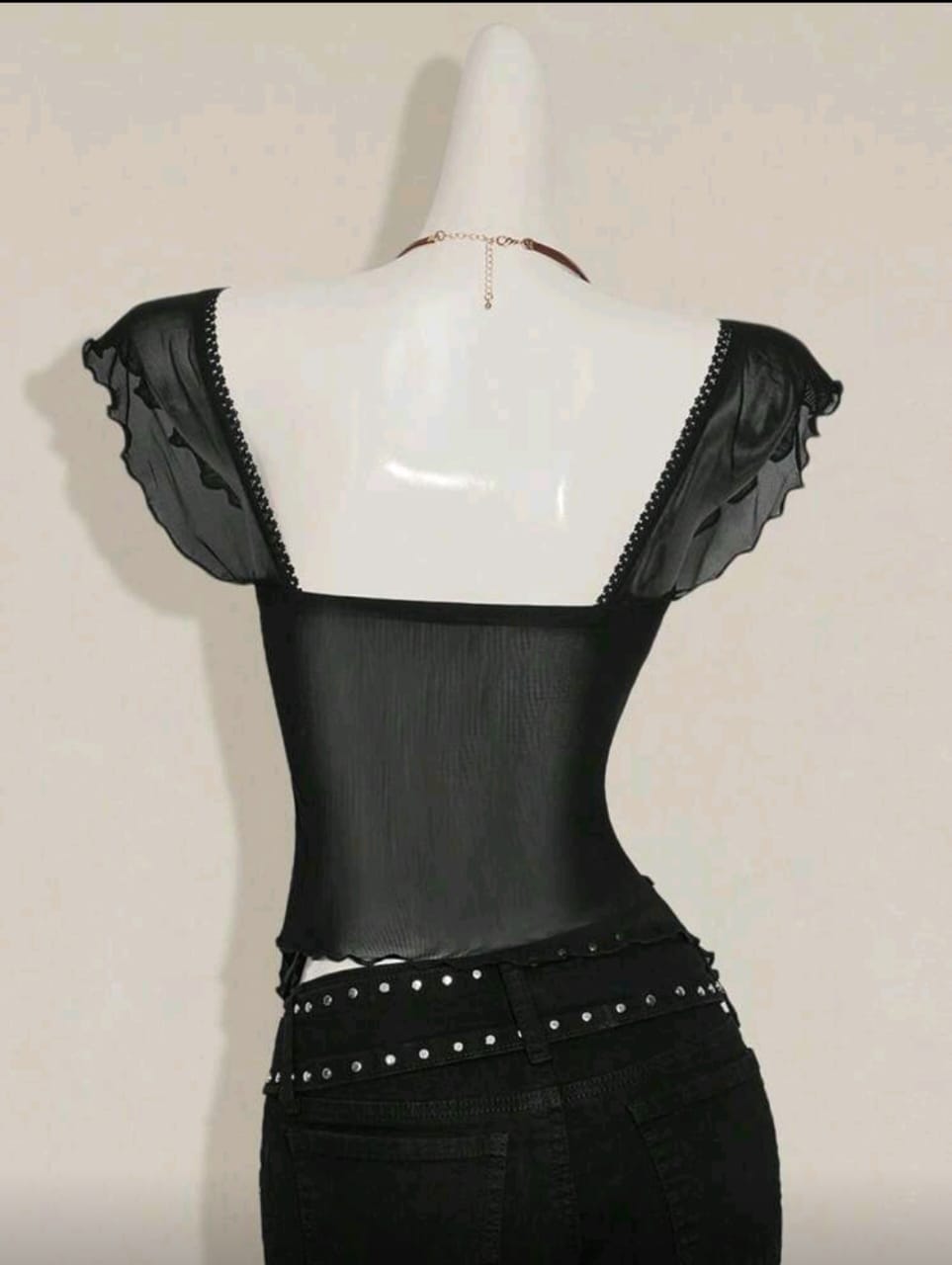 Top tipo camiseta negra sin mangas