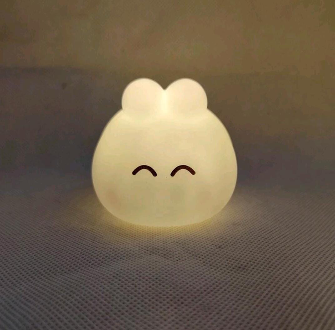 Luz de noche con forma de conejo pequeño