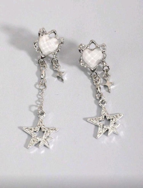 Aretes plateados con piedra de corazon blanca y estrellas