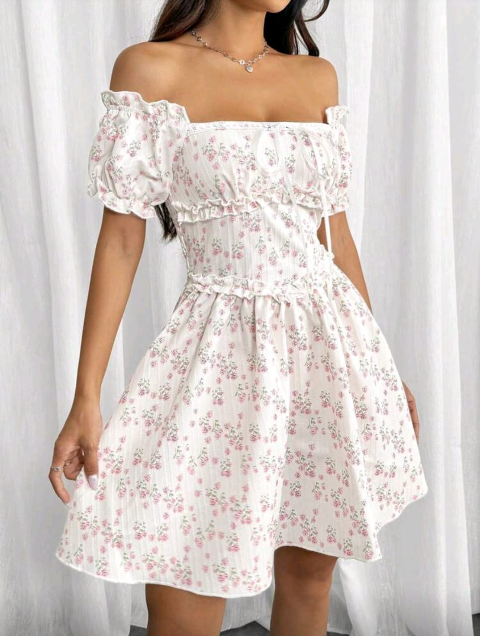 Vestido floral con hombros descubiertos