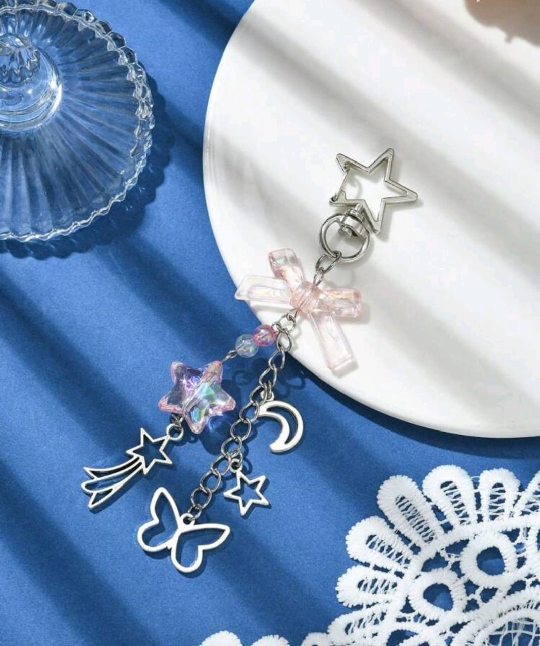 Llavero con lazo rosa transparente y mariposas