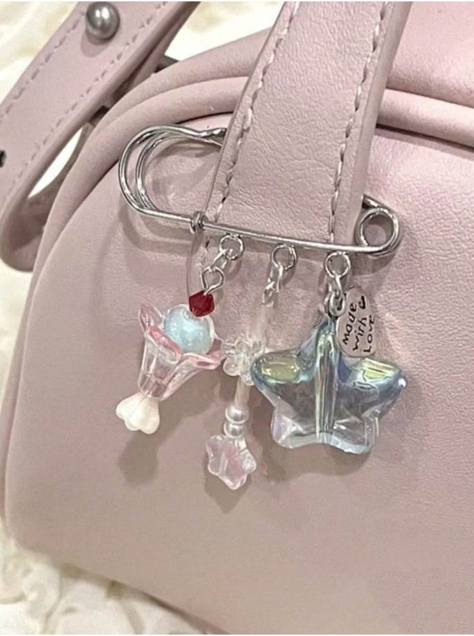 Broche con dijes de copa de helado y estrellas