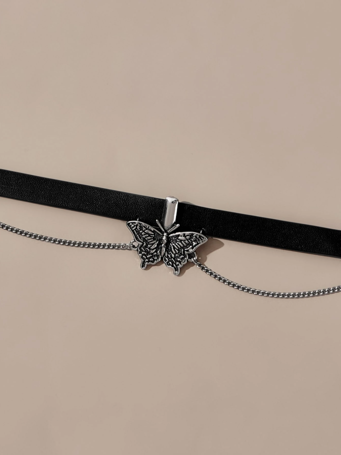 Gargantilla negra con dije de mariposa