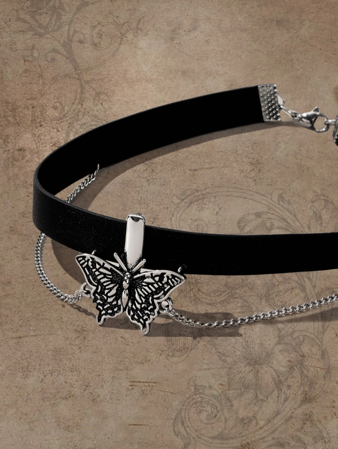 Gargantilla negra con dije de mariposa