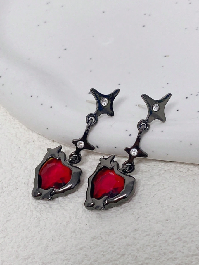 Aretes negros con forma de corazón rojo