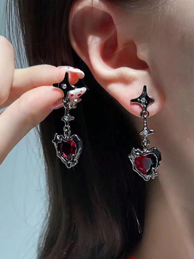 Aretes negros con forma de corazón rojo