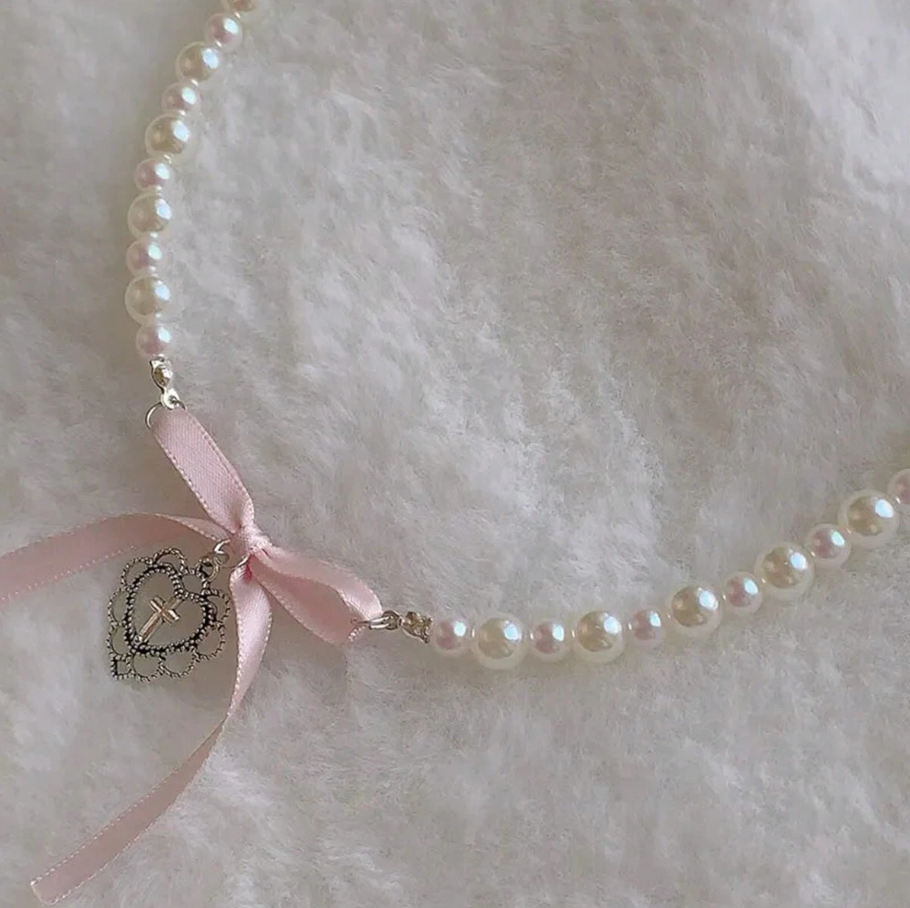 Collar de perlas falsas y colgante con lazo y dije de corazón