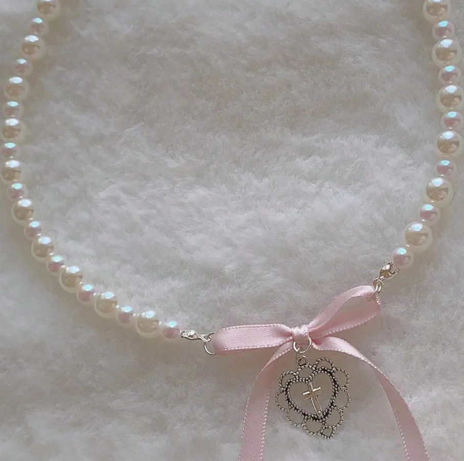 Collar de perlas falsas y colgante con lazo y dije de corazón