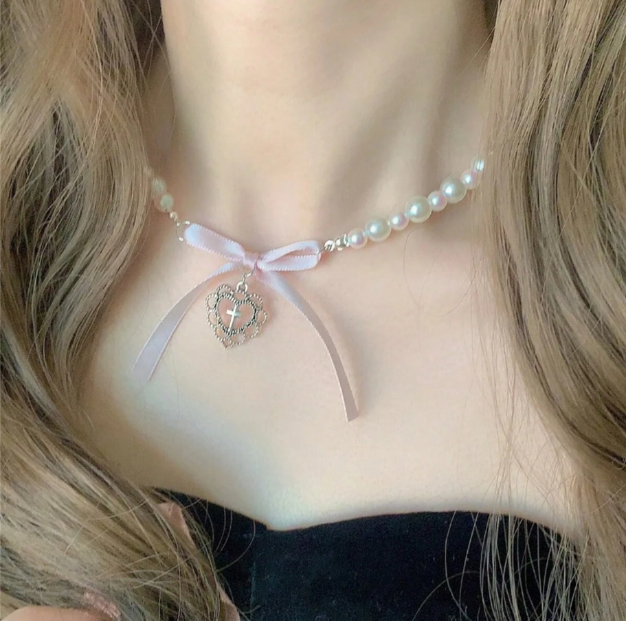 Collar de perlas falsas y colgante con lazo y dije de corazón