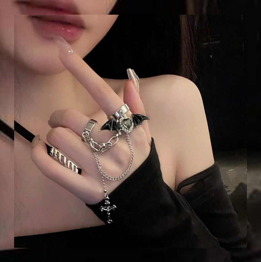 Anillo de dedo completo con diseño de alas de demonio y cruz