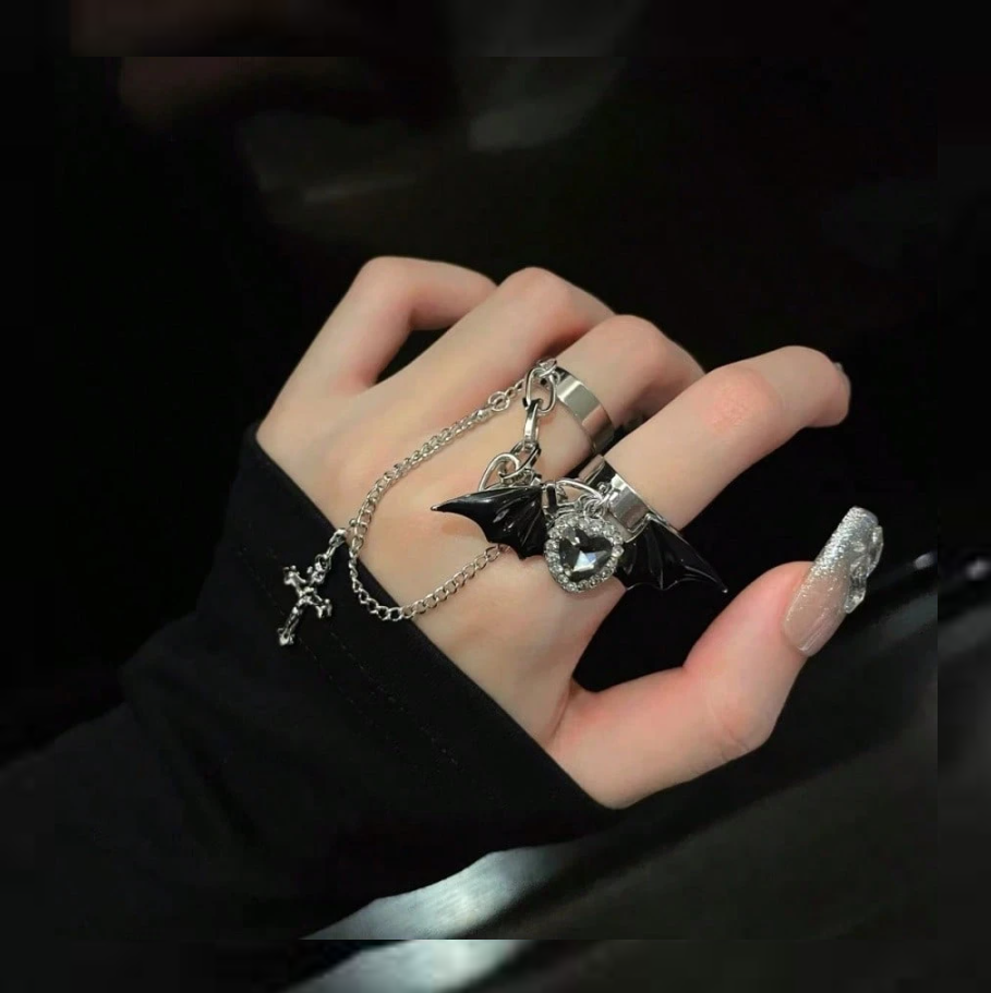 Anillo de dedo completo con diseño de alas de demonio y cruz