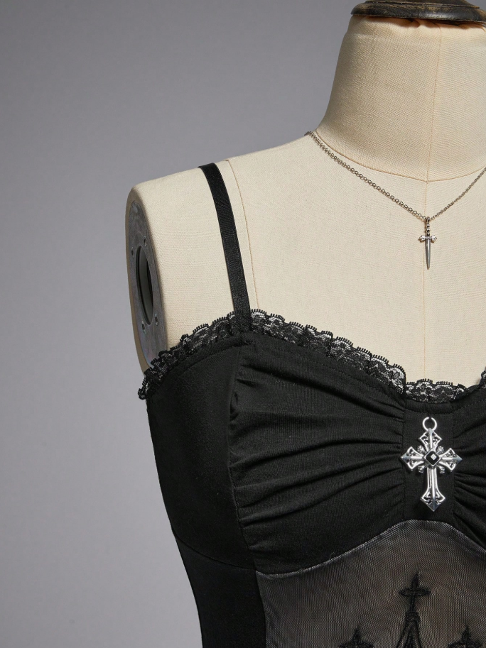 Camisa de tirantes negra con encaje de catedral y forma de cruz