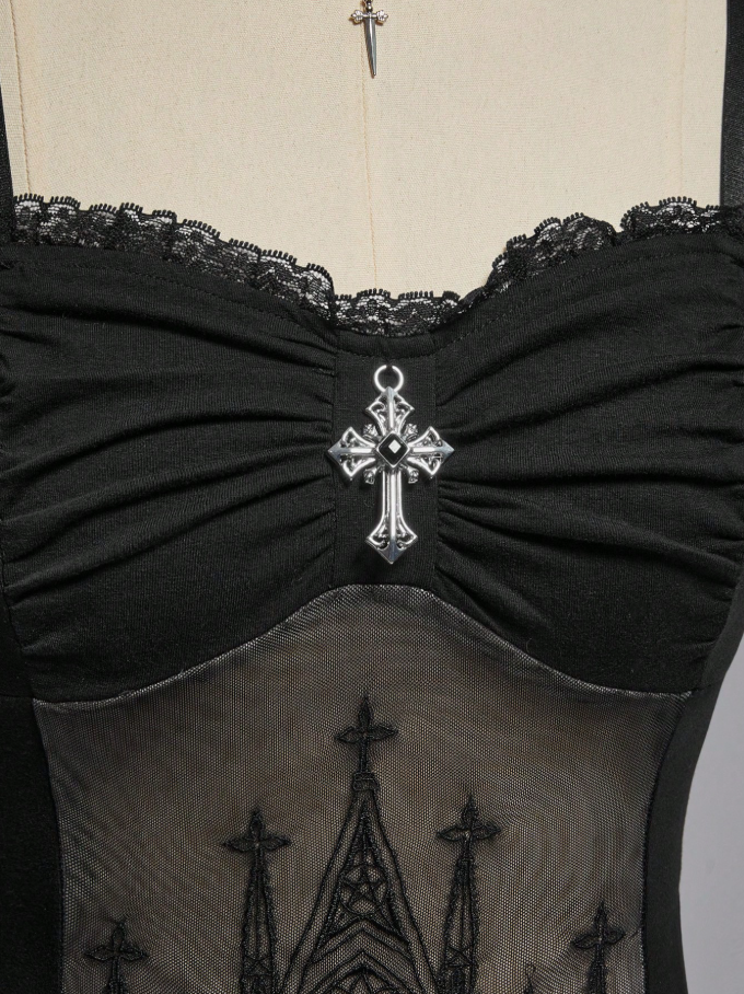 Camisa de tirantes negra con encaje de catedral y forma de cruz