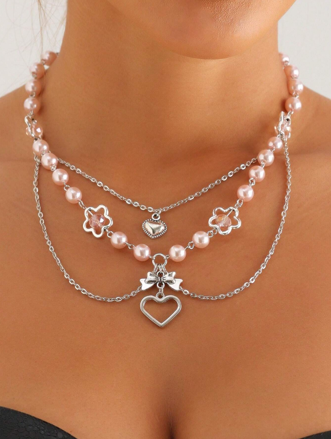 Collar multicapas con dijes de corazón y flor