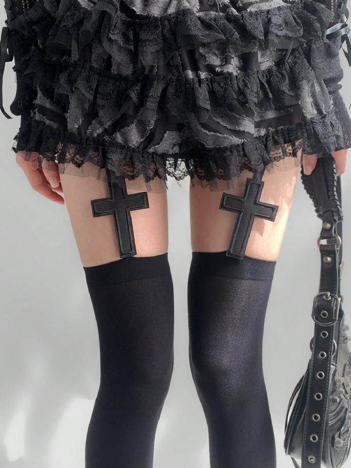 Medias negras de tirantes con diseño de cruz