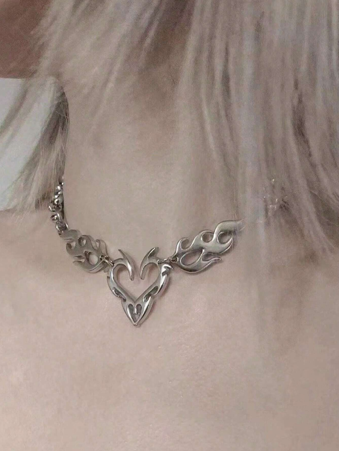 Collar de metal con diseño de llamas y corazón