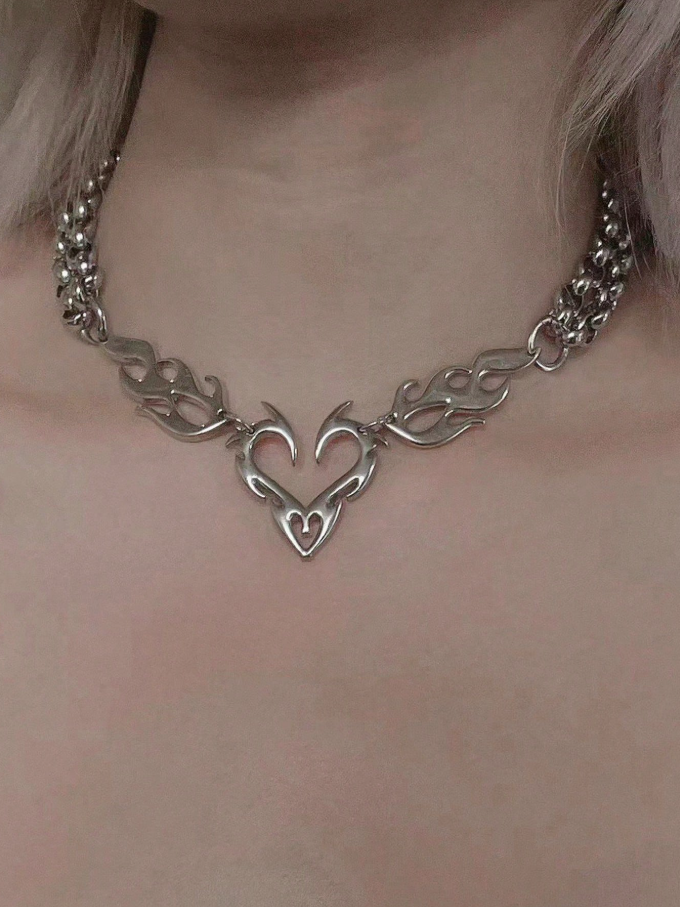 Collar de metal con diseño de llamas y corazón