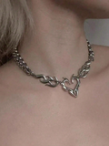 Collar de metal con diseño de llamas y corazón