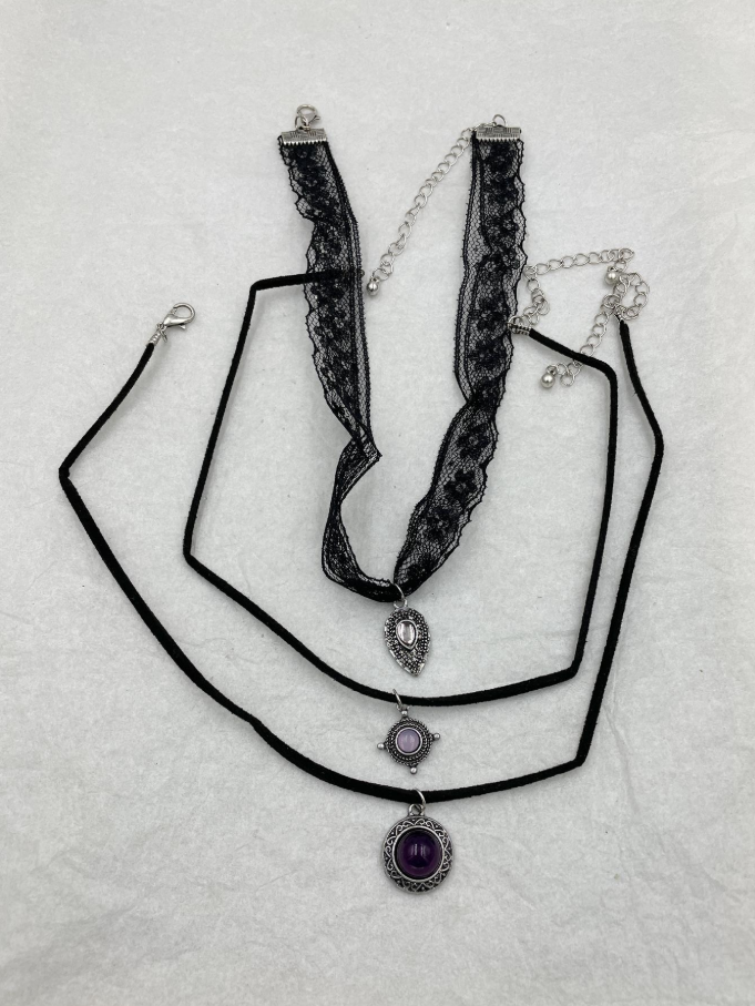 Set de collares tipo gargantilla con dijes plateados