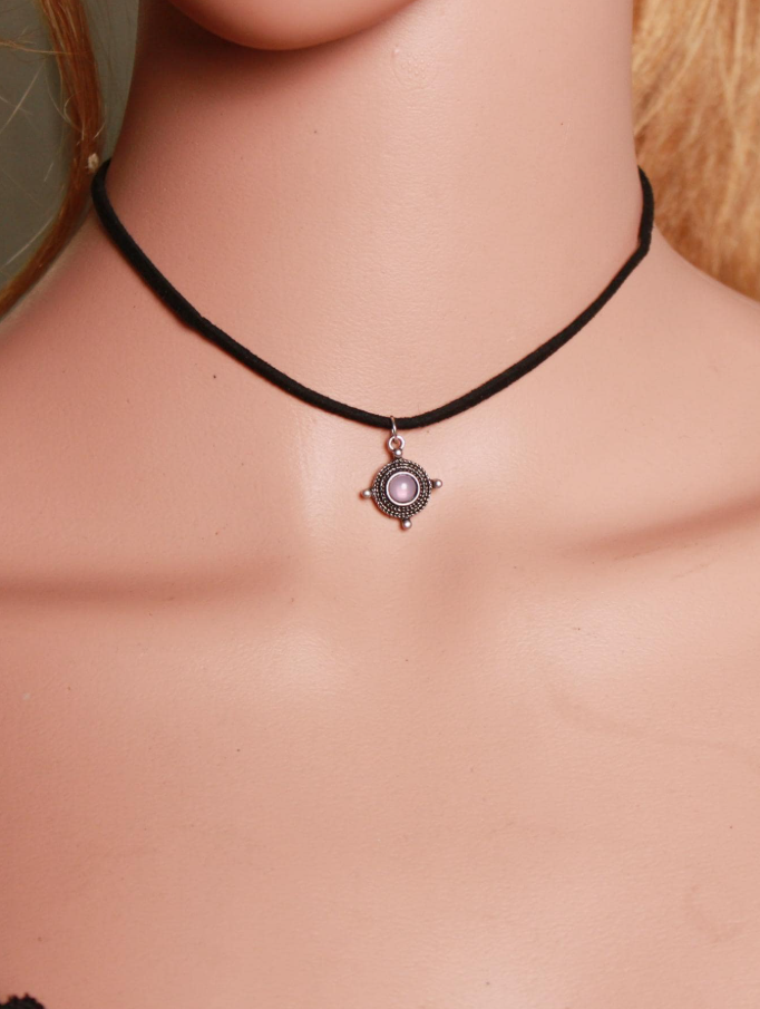 Set de collares tipo gargantilla con dijes plateados